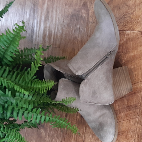 Fergie heeled dress shoes. Size US 9. Taupe - Picture 2 of 4